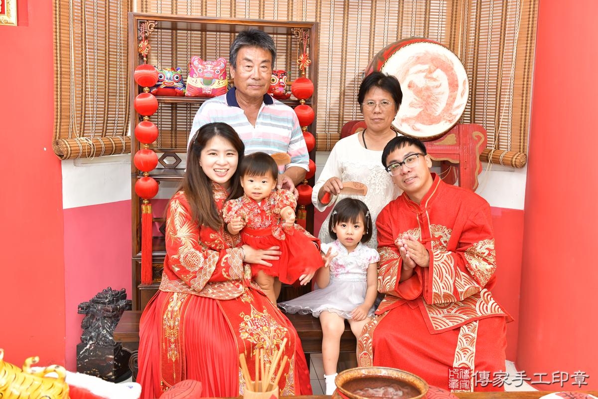 傳家手工印章高雄店、抓周、度晬、中國風會場、抓周道具物品、抓周證書、滿周歲、茹茹寶寶、高雄市、拍照、生日快樂 傳家手工印章高雄店、抓周、度晬、中國風會場、抓周道具物品、抓周證書、滿周歲、茹茹寶寶、高雄市、拍照、生日快樂