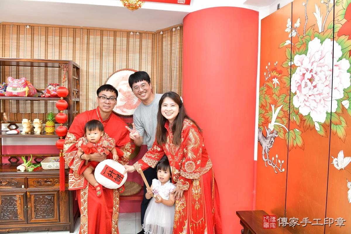 傳家手工印章高雄店、抓周、度晬、中國風會場、抓周道具物品、抓周證書、滿周歲、茹茹寶寶、高雄市、拍照、生日快樂 傳家手工印章高雄店、抓周、度晬、中國風會場、抓周道具物品、抓周證書、滿周歲、茹茹寶寶、高雄市、拍照、生日快樂