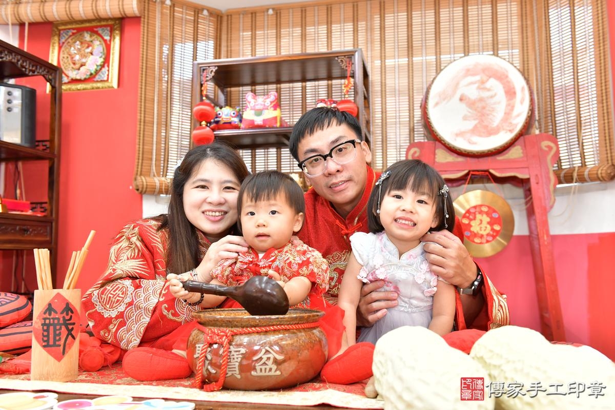 傳家手工印章高雄店、抓周、度晬、中國風會場、抓周道具物品、抓周證書、滿周歲、茹茹寶寶、高雄市、拍照、生日快樂 傳家手工印章高雄店、抓周、度晬、中國風會場、抓周道具物品、抓周證書、滿周歲、茹茹寶寶、高雄市、拍照、生日快樂