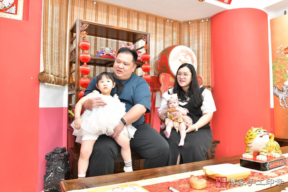 傳家手工印章高雄店、收涎、四個月、收涎餅、吉祥話、小緹寶寶、高雄市、拍照、生日快樂 傳家手工印章高雄店、收涎、四個月、收涎餅、吉祥話、小緹寶寶、高雄市、拍照、生日快樂