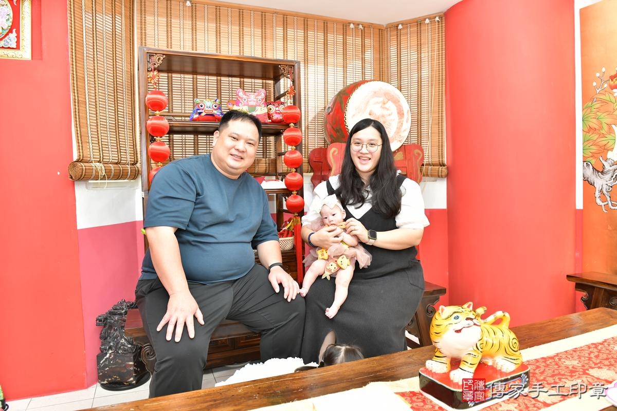 傳家手工印章高雄店、收涎、四個月、收涎餅、吉祥話、小緹寶寶、高雄市、拍照、生日快樂 傳家手工印章高雄店、收涎、四個月、收涎餅、吉祥話、小緹寶寶、高雄市、拍照、生日快樂