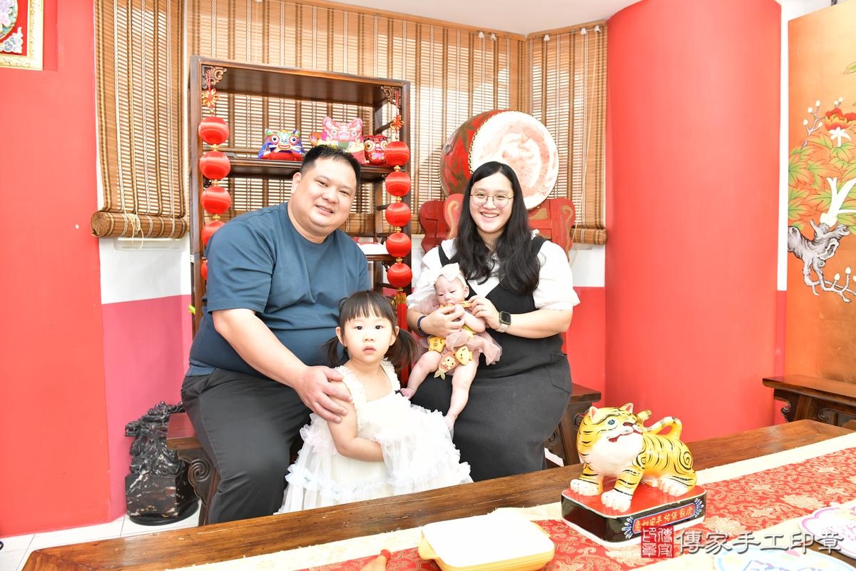傳家手工印章高雄店、收涎、四個月、收涎餅、吉祥話、小緹寶寶、高雄市、拍照、生日快樂 傳家手工印章高雄店、收涎、四個月、收涎餅、吉祥話、小緹寶寶、高雄市、拍照、生日快樂