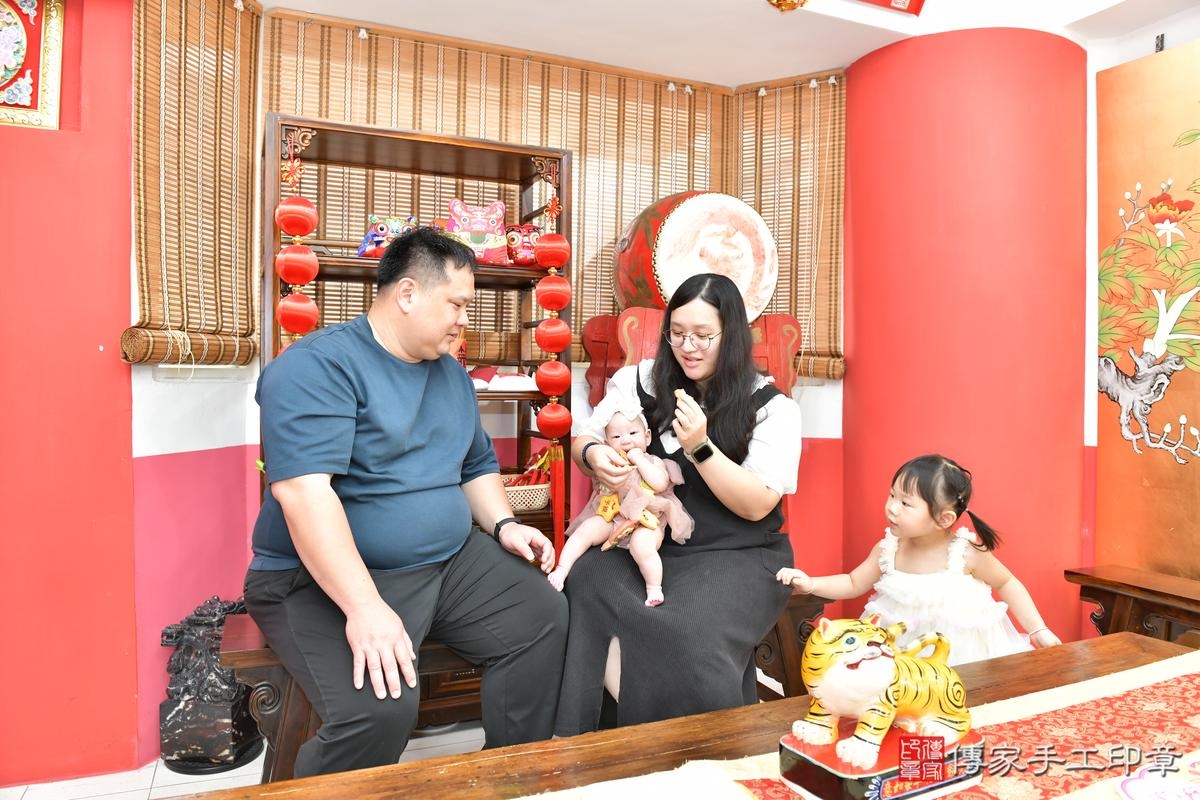 傳家手工印章高雄店、收涎、四個月、收涎餅、吉祥話、小緹寶寶、高雄市、拍照、生日快樂 傳家手工印章高雄店、收涎、四個月、收涎餅、吉祥話、小緹寶寶、高雄市、拍照、生日快樂