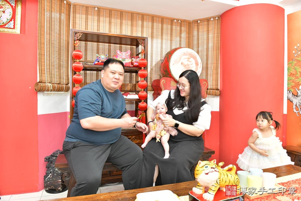 傳家手工印章高雄店、收涎、四個月、收涎餅、吉祥話、小緹寶寶、高雄市、拍照、生日快樂 傳家手工印章高雄店、收涎、四個月、收涎餅、吉祥話、小緹寶寶、高雄市、拍照、生日快樂
