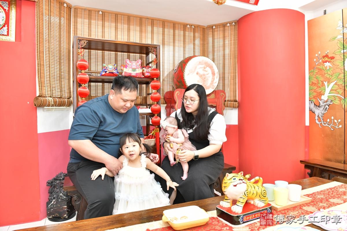 傳家手工印章高雄店、收涎、四個月、收涎餅、吉祥話、小緹寶寶、高雄市、拍照、生日快樂 傳家手工印章高雄店、收涎、四個月、收涎餅、吉祥話、小緹寶寶、高雄市、拍照、生日快樂