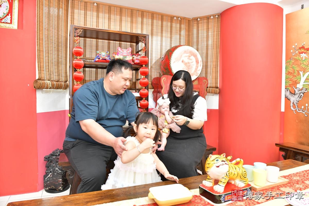 傳家手工印章高雄店、收涎、四個月、收涎餅、吉祥話、小緹寶寶、高雄市、拍照、生日快樂 傳家手工印章高雄店、收涎、四個月、收涎餅、吉祥話、小緹寶寶、高雄市、拍照、生日快樂