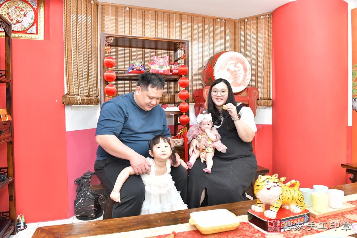傳家手工印章高雄店、收涎、四個月、收涎餅、吉祥話、小緹寶寶、高雄市、拍照、生日快樂 傳家手工印章高雄店、收涎、四個月、收涎餅、吉祥話、小緹寶寶、高雄市、拍照、生日快樂