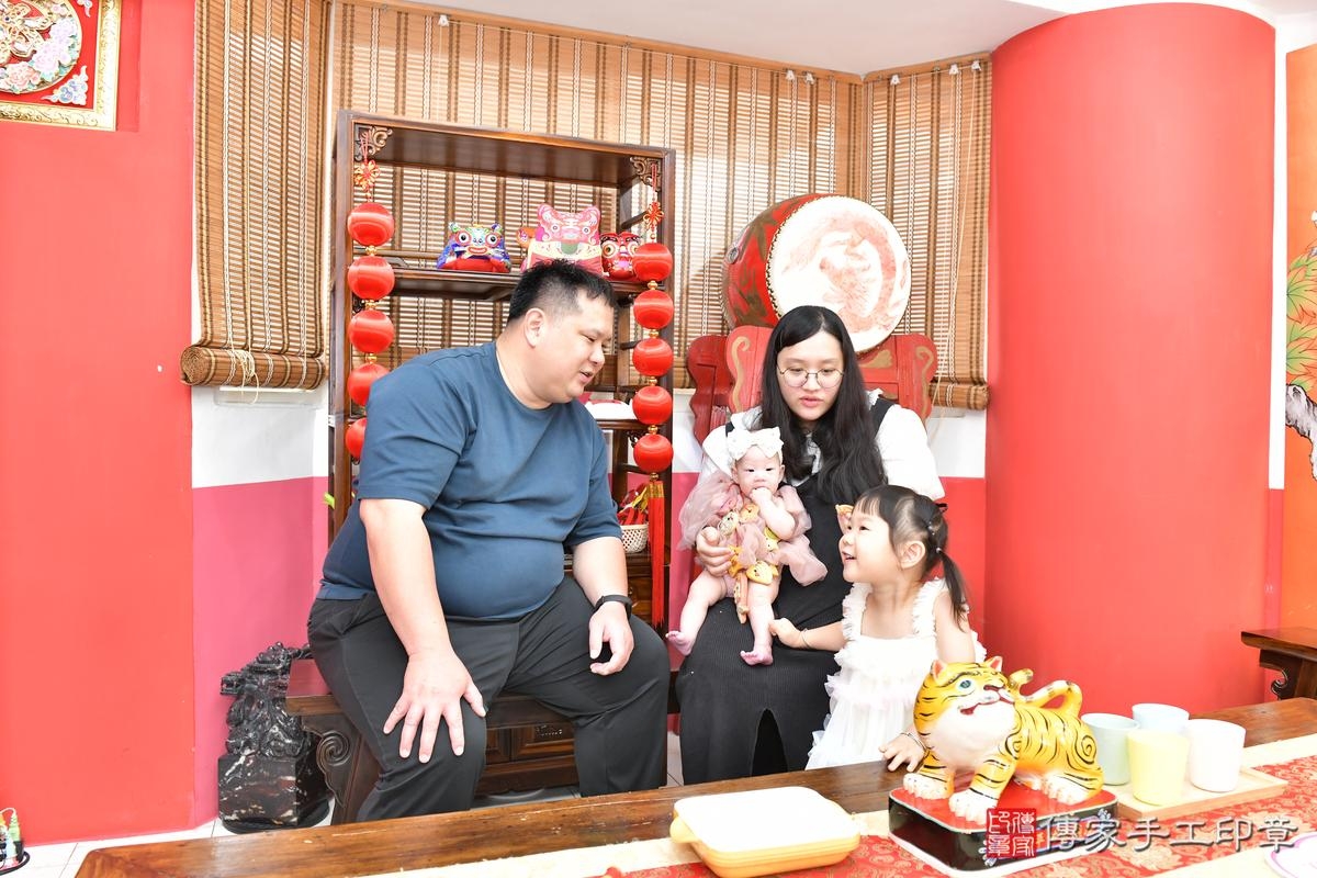 傳家手工印章高雄店、收涎、四個月、收涎餅、吉祥話、小緹寶寶、高雄市、拍照、生日快樂 傳家手工印章高雄店、收涎、四個月、收涎餅、吉祥話、小緹寶寶、高雄市、拍照、生日快樂