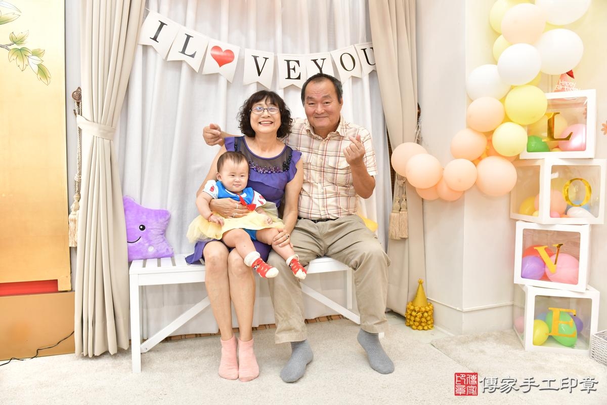 傳家手工印章高雄店、抓周、度晬、中國風會場、抓周道具物品、抓周證書、滿周歲、郁郁寶寶、高雄市、拍照、生日快樂