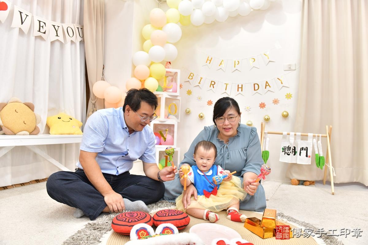 傳家手工印章高雄店、抓周、度晬、中國風會場、抓周道具物品、抓周證書、滿周歲、郁郁寶寶、高雄市、拍照、生日快樂