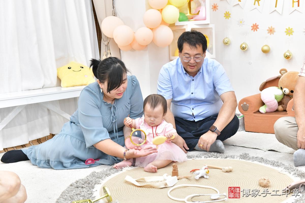 傳家手工印章高雄店、抓周、度晬、中國風會場、抓周道具物品、抓周證書、滿周歲、郁郁寶寶、高雄市、拍照、生日快樂