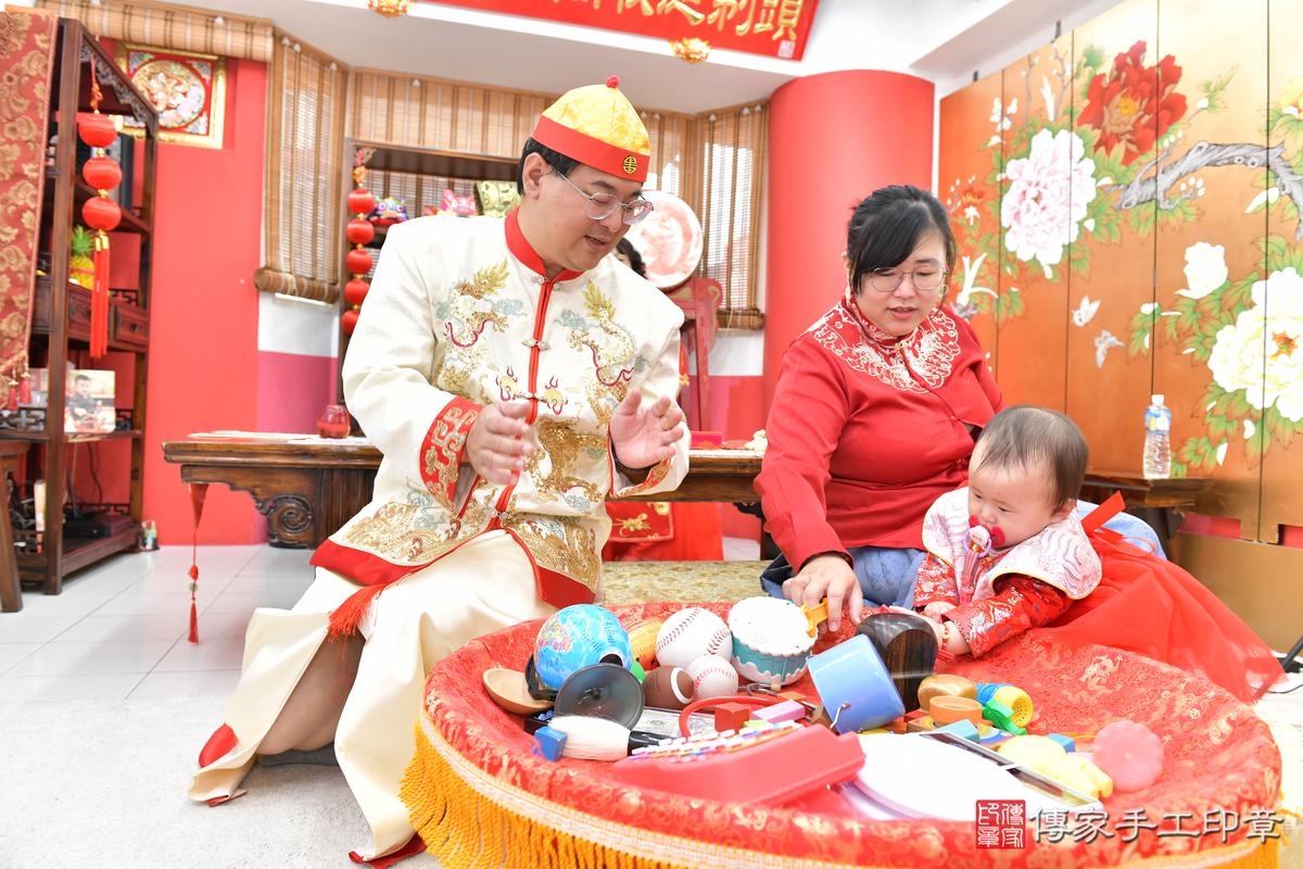 傳家手工印章高雄店、抓周、度晬、中國風會場、抓周道具物品、抓周證書、滿周歲、郁郁寶寶、高雄市、拍照、生日快樂