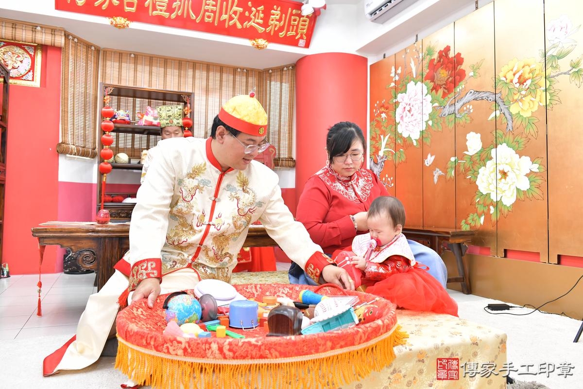傳家手工印章高雄店、抓周、度晬、中國風會場、抓周道具物品、抓周證書、滿周歲、郁郁寶寶、高雄市、拍照、生日快樂