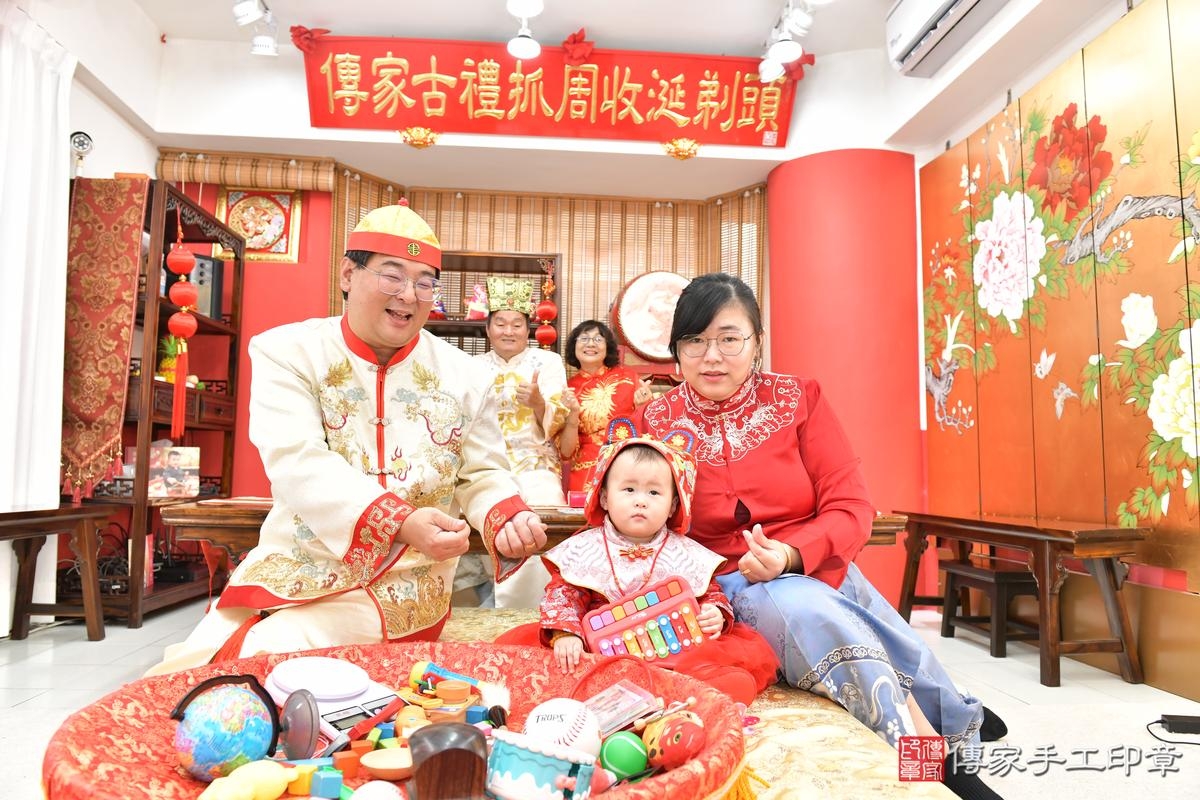 傳家手工印章高雄店、抓周、度晬、中國風會場、抓周道具物品、抓周證書、滿周歲、郁郁寶寶、高雄市、拍照、生日快樂