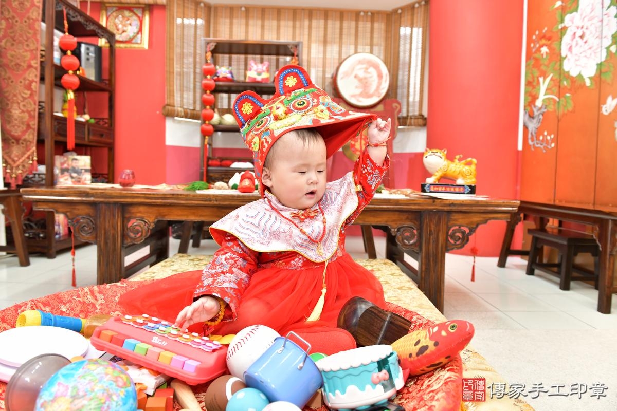 傳家手工印章高雄店、抓周、度晬、中國風會場、抓周道具物品、抓周證書、滿周歲、郁郁寶寶、高雄市、拍照、生日快樂