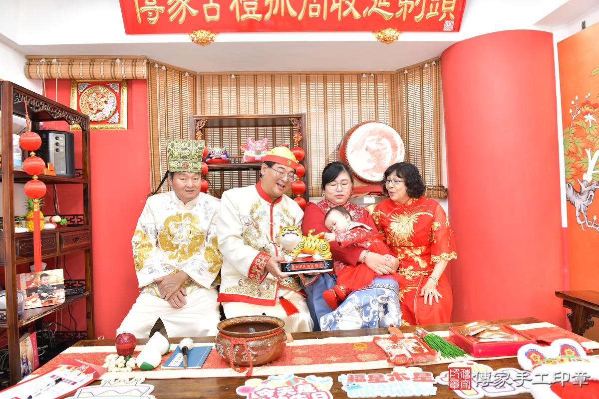 傳家手工印章高雄店、抓周、度晬、中國風會場、抓周道具物品、抓周證書、滿周歲、郁郁寶寶、高雄市、拍照、生日快樂