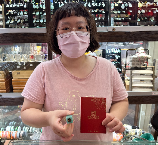 【半噴粉晶胎毛圓章｜柔美粉晶珍藏寶寶初生胎毛，刻下專屬姓名與成長印記，承載父母滿滿的愛與圓滿祝福】