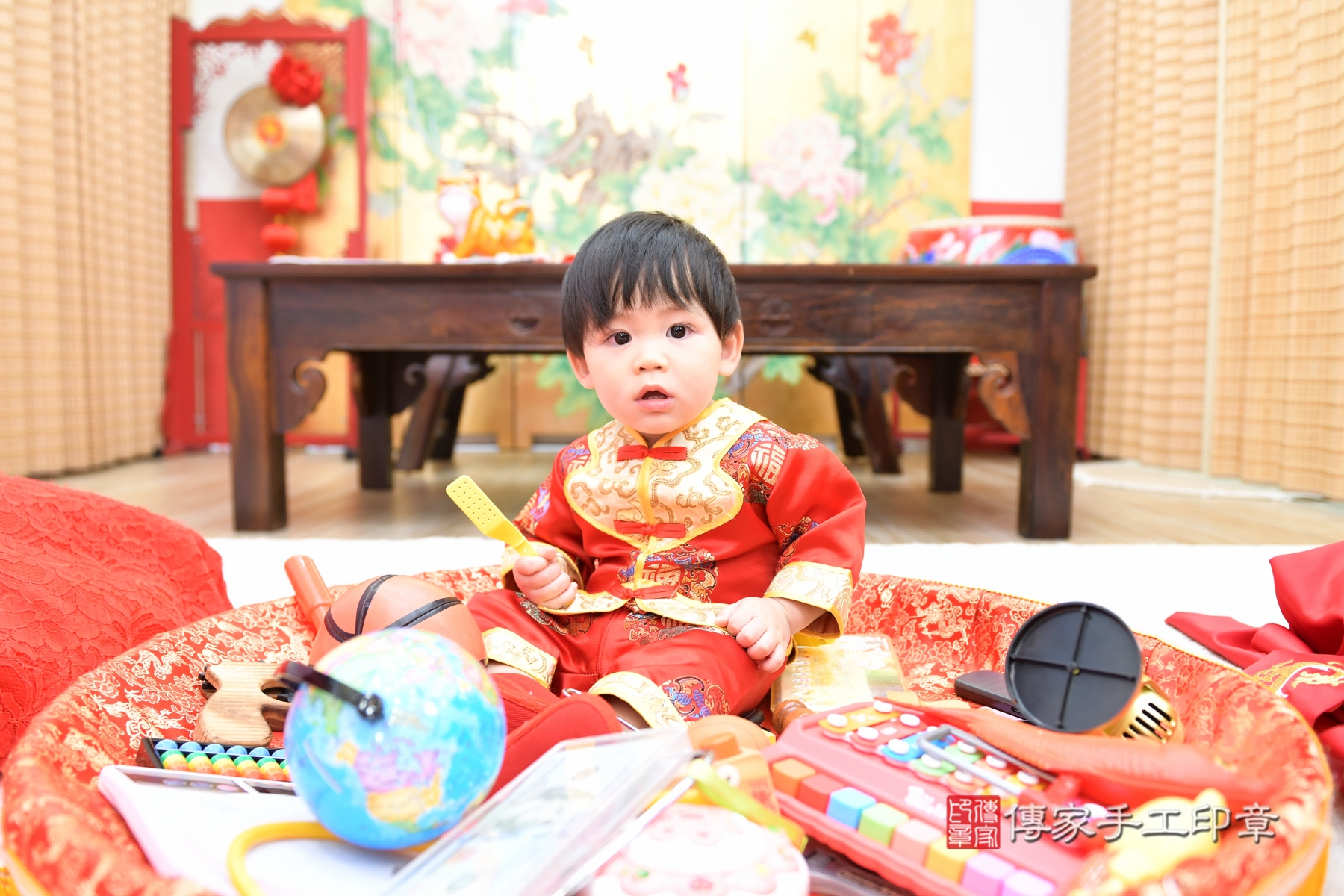 笑聲與祝福交織：抓週儀式的美好 .....