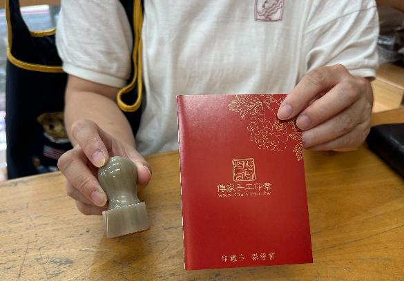【電腦刻赤牛角公司方章｜天然牛角溫潤沉穩、紅褐色澤典雅大器，客製企業專屬印鑑，象徵根基穩固、誠信經營與事業順遂】