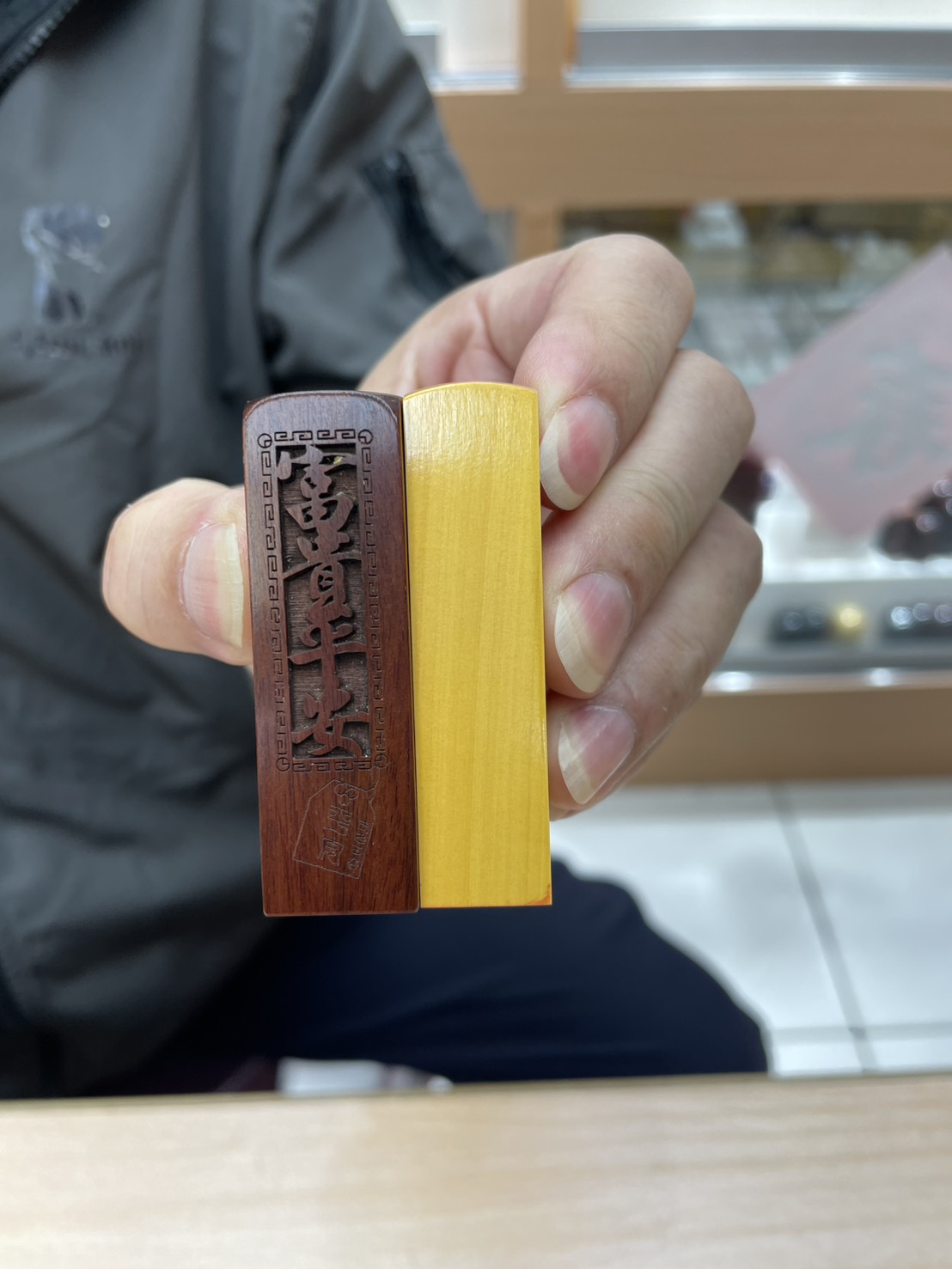 新竹紅檀木印章、新竹開運印章、紅檀木開運印章、紅檀木個人印章、個人開運印章、紅檀木印章、天然木頭印章、個人印章、客製化印章、姓名印章、新竹刻印章、開運印章、天然木印章、傳家印章