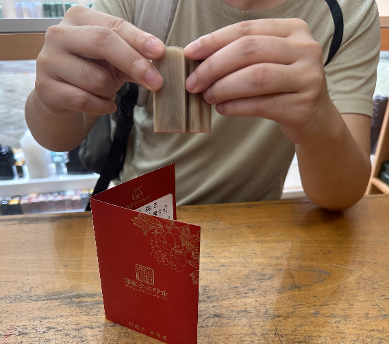 【全篆8分赤牛角公司章｜天然牛角溫潤沉穩，全手工篆刻企業專屬印鑑，傳統工藝展現專業質感，象徵根基穩固、誠信經營、事業順遂與商運昌隆】