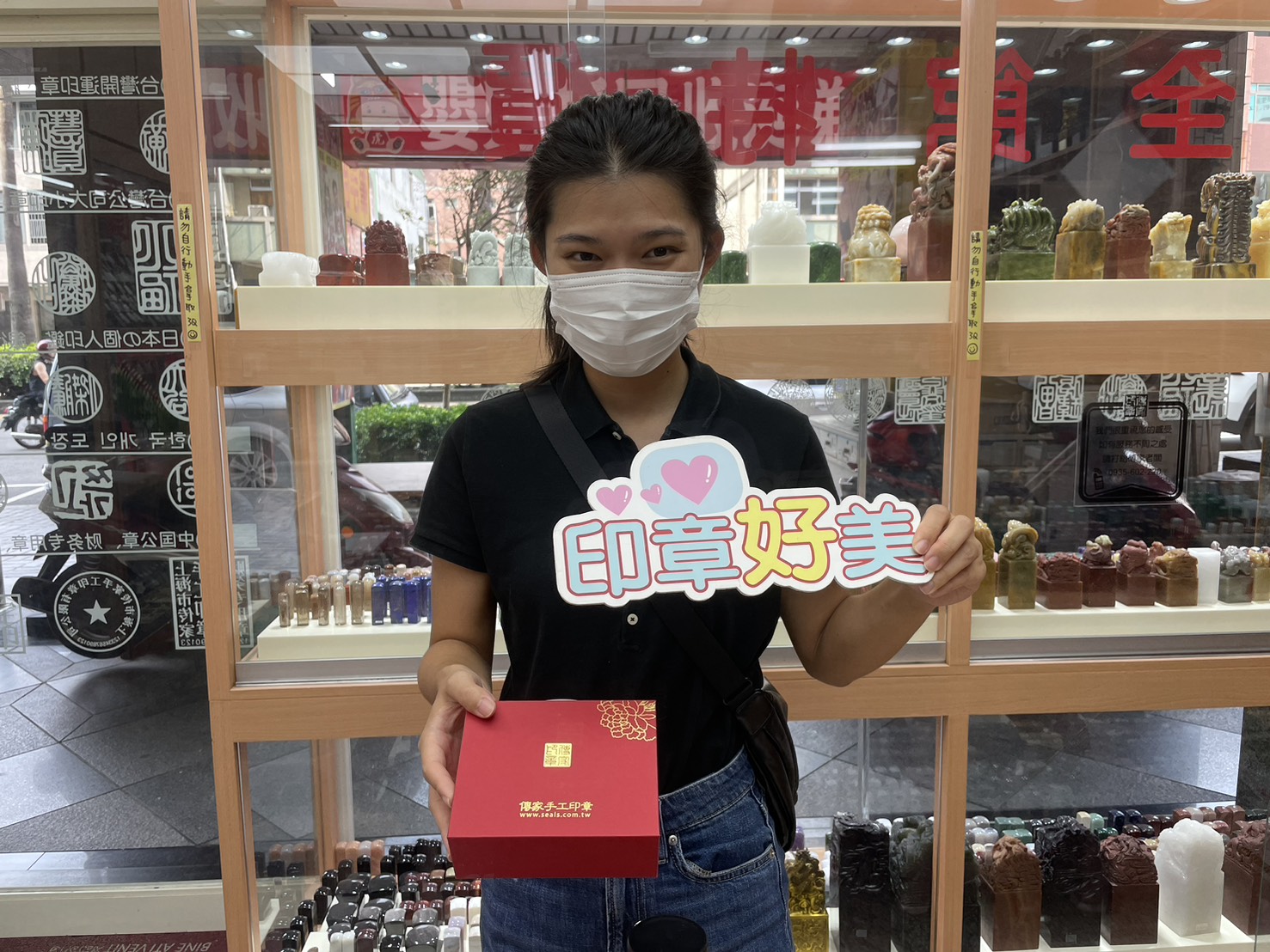 #台中印章 #台中個人印章 #何小姐 #紅玫瑰樹瘤 #紅玫瑰樹瘤印章 #雞血紅木 #雞血紅木印章 #木頭印章 #天然木材印章 #個人印章 #客製印章 #姓名印章 #傳家印章 #專屬印章 #質感印章