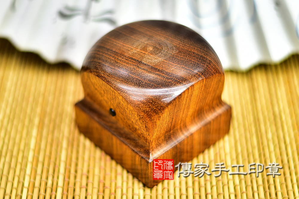 深沉紅韻・天然木紋・古雅木質之美 紅雪檀木官帽廟章印章 傳家印章桃園店 115.9.23 深沉紅韻・天然木紋・古雅木質之美 紅雪檀木官帽廟章印章 傳家印章桃園店 115.9.23