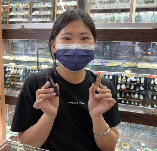 【全手工噴砂紫水晶個人圓章＋電腦刻赤牛角個人方章｜天然晶石與牛角雙材質搭配，手工與電刻雙工藝刻下專屬姓名，象徵圓滿順遂、穩健踏實與幸福相伴】
