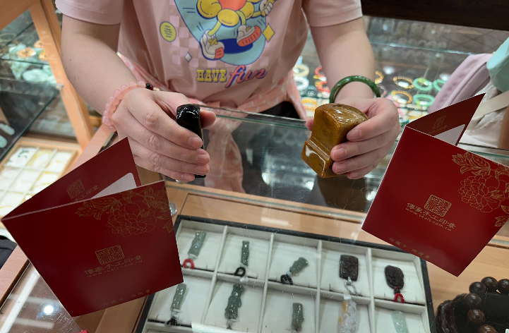 【半手工噴砂新疆黃玉廟章1方｜溫潤黃玉結合莊重廟印，專屬刻製宮廟名稱與印記，象徵香火綿延、平安吉祥、福澤廣被與圓滿順遂】