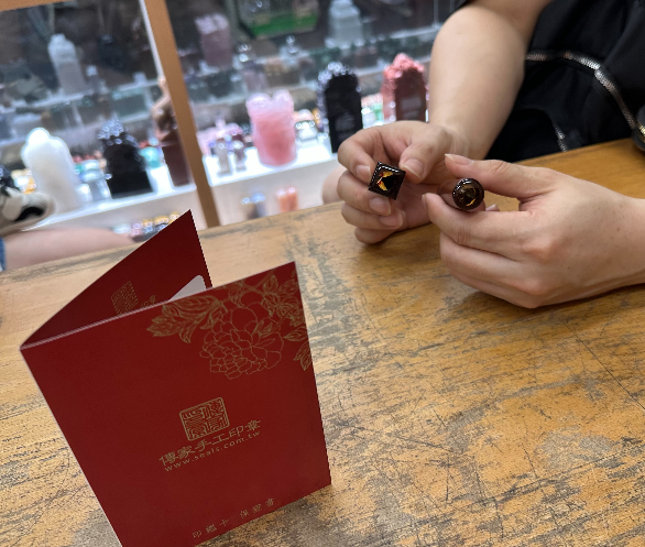 【全手工噴砂金曜石個人方章｜深邃黑色映現金色光澤，手工刻下專屬姓名印記，象徵沉穩堅定、平安順遂、事業穩健與福氣相伴】