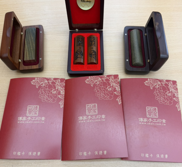 【全手工篆刻綠檀木個人長方章＋長圓章、電腦刻紅紫檀木永結同心款結婚對章｜天然木質溫潤典雅、傳統手工姓名篆刻、專屬婚禮紀念，象徵百年好合、永結同心、幸福圓滿與福氣綿延】