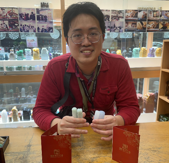 【全手工噴砂緬甸玉個人雙章＋藍玉髓個人雙章｜天然玉石溫潤典雅、藍色玉髓清新柔美、客製化姓名雕刻，象徵平安順遂、圓滿幸福、事業穩健、吉祥納福與福氣綿延】