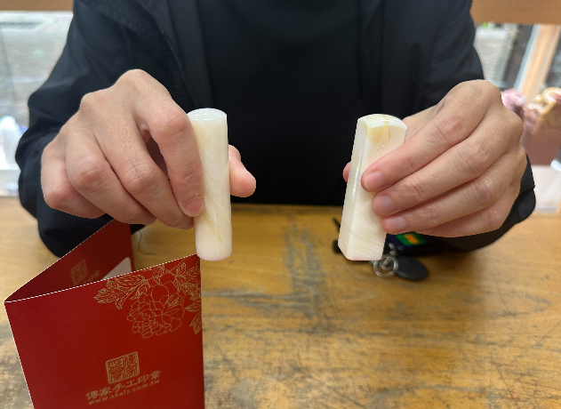 【半手工噴砂硨磲個人圓章＋方章｜天然硨磲潔白溫潤、細緻典雅、客製化專屬姓名雕刻，象徵清淨平和、圓滿幸福、平安順遂、事業穩健與吉祥納福】