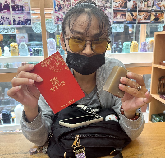 【電腦刻赤牛角公司大小章｜天然赤牛角溫潤紅褐色澤、客製化企業名稱與負責人姓名雕刻、專屬公司印鑑組，象徵誠信經營、根基穩固、事業興旺、財源廣進與商運昌隆】