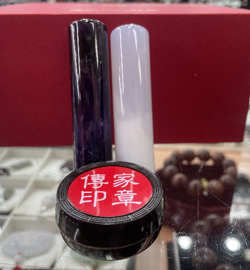【全手工噴砂紫水晶臍帶圓章＋藍玉髓個人方章｜天然紫水晶高雅夢幻、藍玉髓清新溫潤、客製化寶寶姓名雕刻、珍藏新生兒臍帶紀念，象徵智慧成長、平安健康、幸福圓滿、吉祥納福與福氣綿延】