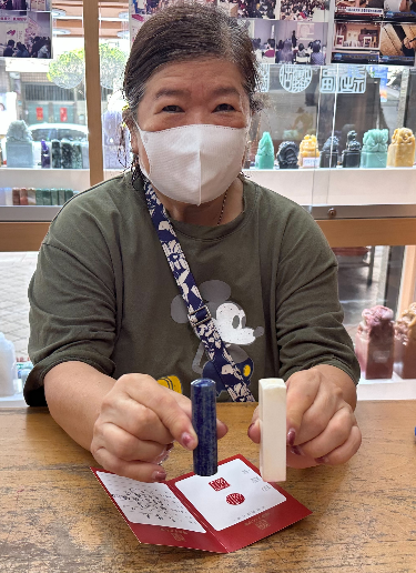 【半手工噴砂青金石圓章＋硨磲個人方章｜天然青金石深藍典雅、硨磲潔白溫潤、客製化專屬姓名雕刻、一圓一方雙章組合，象徵智慧清明、平安守護、事業穩健、貴人相助、吉祥納福與幸福圓滿】