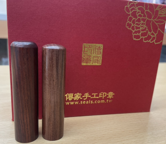 【電腦刻紅紫檀木個人圓章＋雞血紅木個人圓章｜天然紅紫檀木沉穩典雅、雞血紅木鮮明紅潤、客製化專屬姓名雕刻、雙款實木圓形印章，象徵事業穩健、平安吉祥、貴人相助、幸福圓滿與福運綿延】
