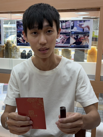 【電腦刻紅紫檀木個人方章｜天然紅紫檀木深紅典雅、細緻天然木紋、客製化專屬姓名雕刻、經典方形個人印章，象徵根基穩固、事業順遂、誠信踏實、貴人相助、平安吉祥與福運綿延】
