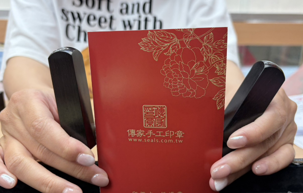 【半手工篆刻黑檀木結婚對章2方｜天然黑檀木深邃典雅、細緻天然木紋、客製化新人姓名雕刻、傳統篆刻工藝、專屬新婚夫妻方形對章，象徵永結同心、百年好合、情比金堅、琴瑟和鳴、白首偕老與幸福美滿】