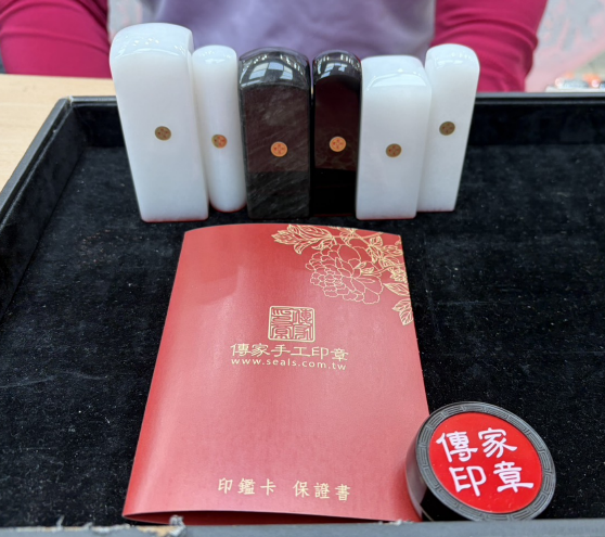 【全手工噴砂雪山白玉公司二大二小章＋銀曜石公司一大一小章｜雪山白玉潔白溫潤、銀曜石黑銀光澤沉穩大器、客製化公司名稱與負責人姓名雕刻、企業專屬六章組合，象徵誠信經營、根基穩固、事業興旺、財源廣進、鴻圖大展與商運昌隆】