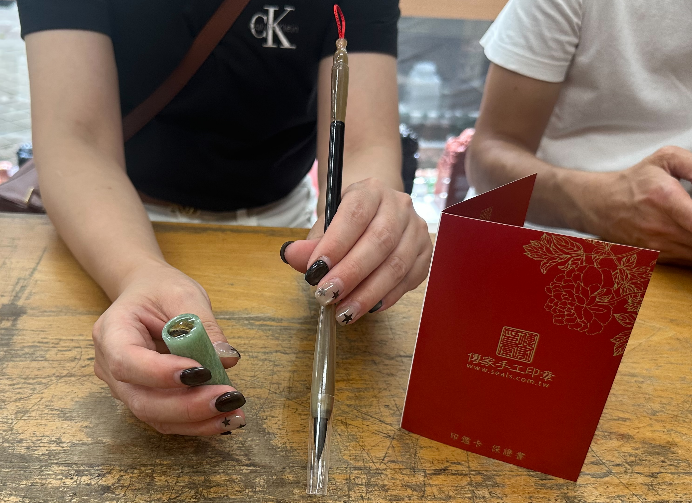 【半手工噴砂青金石臍帶圓章｜天然青金石深藍典雅、金色礦物紋理獨特、寶寶臍帶珍藏紀念、客製化專屬姓名雕刻，象徵智慧成長、母子情深、平安健康、圓滿幸福、吉祥納福與福運綿延】