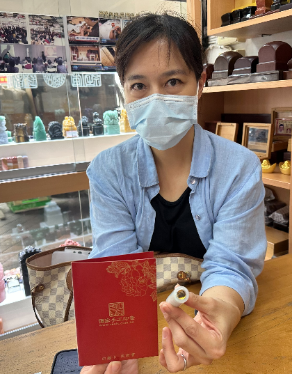 【全手工噴砂緬甸玉臍帶圓章｜天然緬甸玉溫潤細緻、天然玉色典雅、寶寶臍帶珍藏紀念、客製化專屬姓名雕刻、傳統全手工噴砂工藝，象徵母子情深、生命傳承、平安健康、圓滿幸福、吉祥納福與福運綿延】