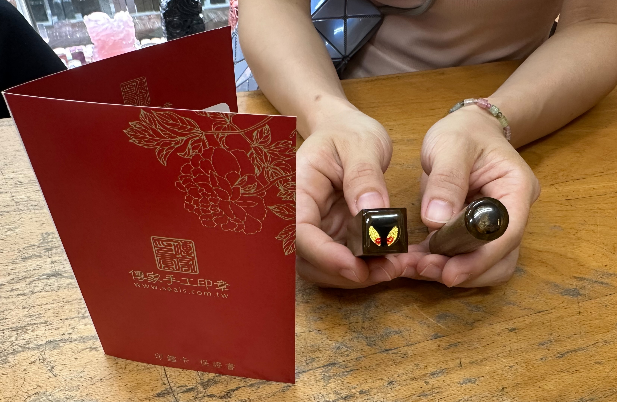 【電腦刻綠檀木臍帶圓章＋胎毛方章｜天然綠檀木清雅溫潤、細緻天然木紋、寶寶臍帶與胎毛雙重珍藏紀念、客製化專屬姓名雕刻，象徵母子情深、生命傳承、平安健康、聰明成長、圓滿幸福與福運綿延】