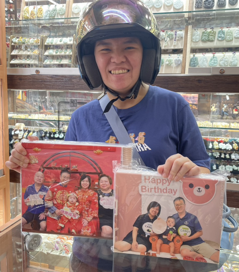 【寶寶週歲抓週紀念無框畫｜客製化寶寶抓週照片、專屬姓名與生日紀念、珍藏一歲生日成長回憶、傳統抓週儀式紀念禮物，象徵聰明伶俐、平安健康、前程似錦、幸福成長與福氣滿滿】