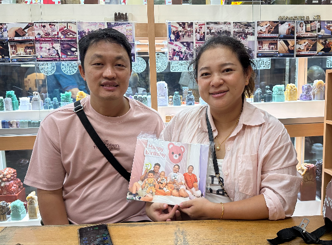 【男嬰抓周紀念無框畫｜男寶寶一歲生日抓周照片客製化、專屬姓名與生日紀錄、傳統抓周儀式紀念、週歲成長回憶珍藏、寶寶房間居家裝飾與生日紀念禮物，象徵聰明伶俐、平安健康、勇敢成長、前程似錦與幸福美滿】