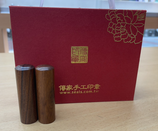 【電腦刻紅紫檀木圓章｜天然紅紫檀木深紅典雅、細緻天然木紋、客製化專屬姓名雕刻、經典圓形印章，象徵圓滿和諧、誠信穩重、事業順遂、貴人相助、平安吉祥與福運綿延】