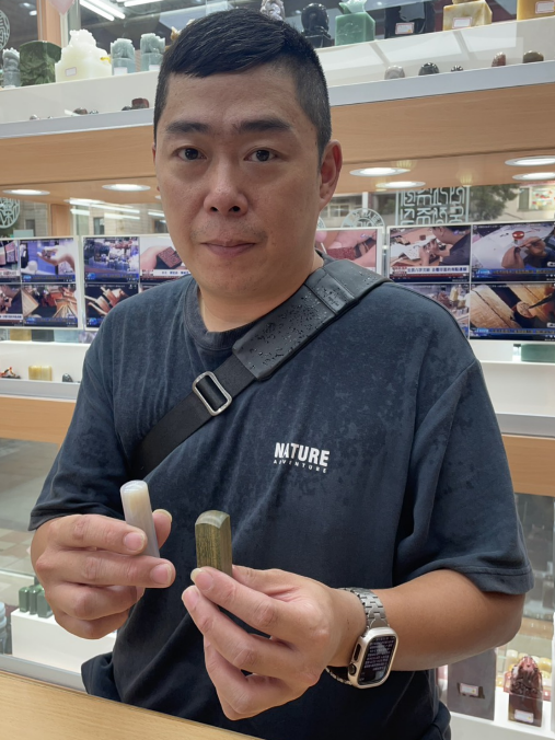 【半手工噴砂原色瑪瑙圓章＋電腦刻綠檀木方章｜天然原色瑪瑙溫潤細緻、綠檀木天然木紋清雅、客製化專屬姓名雕刻、雙材質個人印章組合，象徵圓滿和諧、根基穩固、事業順遂、貴人相助、平安吉祥與福運綿延】
