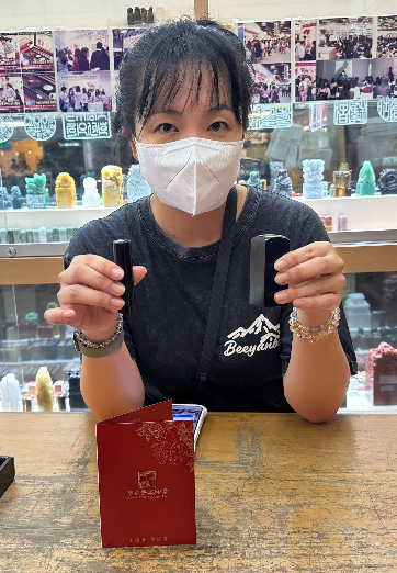 【全手工篆刻黑檀木公司大小章｜天然黑檀木深沉典雅、細緻天然木紋、傳統手工篆刻工藝、公司大章與負責人小章一組兩方、客製化公司名稱及負責人姓名雕刻，象徵誠信經營、根基穩固、事業興旺、財源廣進與商運昌隆】