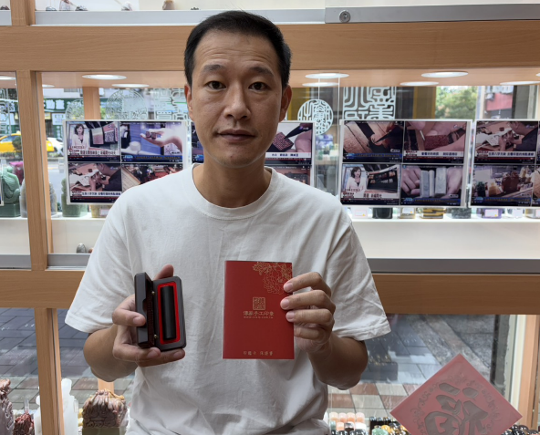 【電腦刻黑檀木臍帶圓章｜天然黑檀木深沉典雅、細緻天然木紋、寶寶臍帶珍藏紀念、客製化專屬姓名雕刻、經典圓形胎兒臍帶印章，象徵母子情深、生命傳承、平安健康、圓滿幸福、吉祥納福與福運綿延】