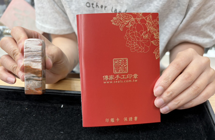 【半手工噴砂木化石個人方章｜天然木化石歲月紋理、古樸沉穩石材質感、傳統半手工噴砂雕刻工藝、客製化專屬姓名印章、經典方形個人印章，象徵根基穩固、誠信踏實、事業順遂、貴人相助、平安吉祥與福運綿延】